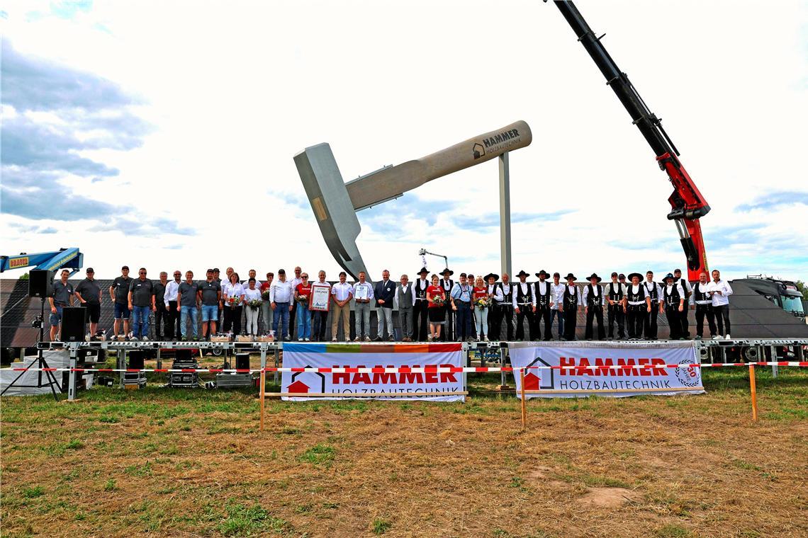 Das Projektteam vor seinem Rekordhammer. Nach den Planungen erfolgte die Umsetzung innerhalb von zwei Monaten. Foto: privat