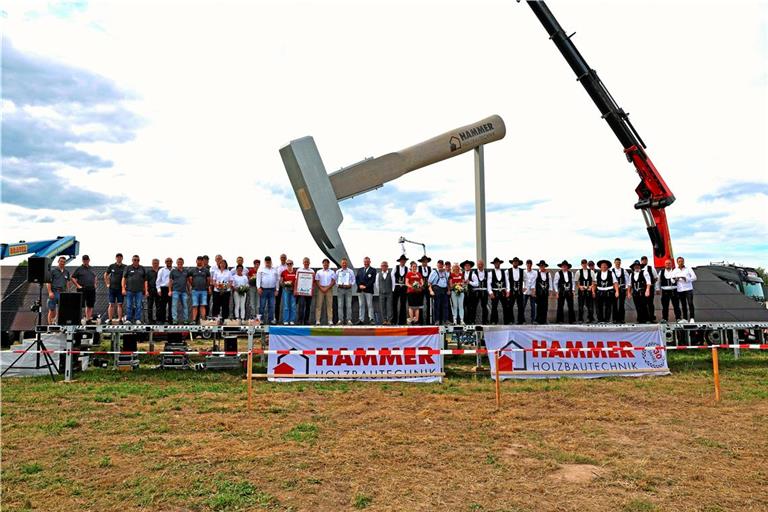 Das Projektteam vor seinem Rekordhammer. Nach den Planungen erfolgte die Umsetzung innerhalb von zwei Monaten. Foto: privat
