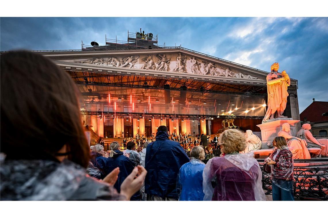 Das Publikum applaudiert beim Abschluss vom "Classic Open Air" auf dem Gendarmenmarkt in Berlin.