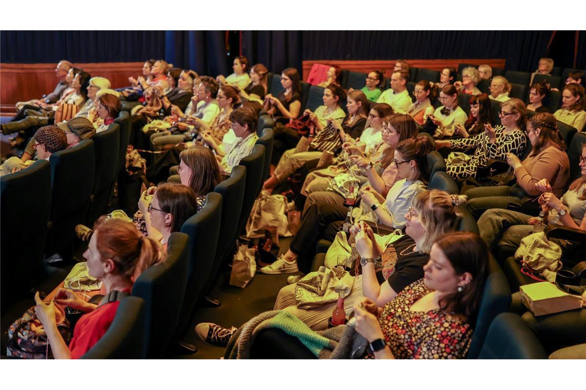 Das Publikum beim "Strick-Kino" sind überwiegend Frauen.