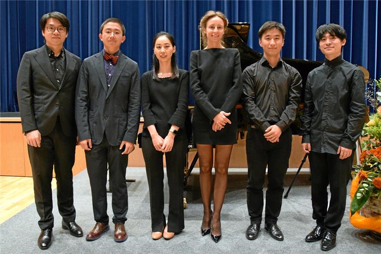 Das Publikum dankte den sechs Akteuren des Galakonzerts (von links) Hok Chun Chung, Dezheng Kong, Yeram Park, Nadia Kisseleva, Eric Zijie Lu und Ryunosuke Kishimoto mit enthusiastischen Bravorufen und Jubelapplaus. Foto: Elisabeth Klaper