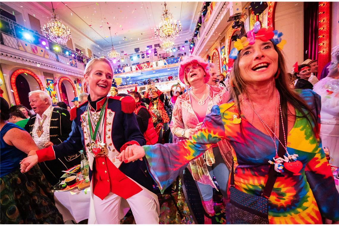 Warum ist der 11.11. Karnevalsbeginn? Das Publikum schunkelt während der Generalprobe zur traditionellen Fastnachts-Fernsehsitzung „Mainz bleibt Mainz, wie es singt und lacht“ (Foto vom 19. Februar 2020).