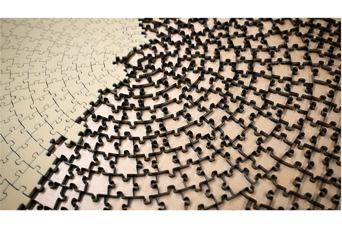 Nach dem Puzzleboom kommen die Sammelkarten-Fans Das Puzzlewerkzeug aus Bandstahl – jedes Teil ein Unikat