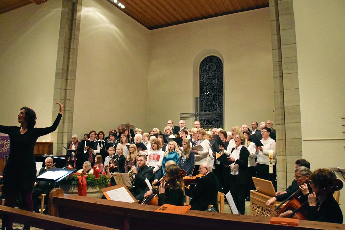 Das Quempassingen gibt es bereits seit 35 Jahren. Chor und Besucher stimmen sich durch das gemeinsame Singen von Liedern – hier mit Judith-Maria Matti (links) – in der Kirchenkirnberger Kirche auf die Advents- und Weihnachtszeit ein. Foto: E. Klaper