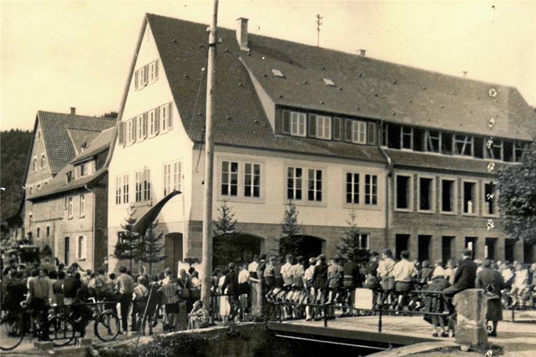 Das Rathaus in Fornsbach wurde 1950 eingeweiht. 21 Jahre später begann der Prozess der Eingliederungsdiskussionen. Auch nach einem Anschluss sollte weiter ein Fachmann dort präsent sein. Diese Aufgabe übernahm Erwin Richardon. Foto: Stadtarchiv Murrhardt