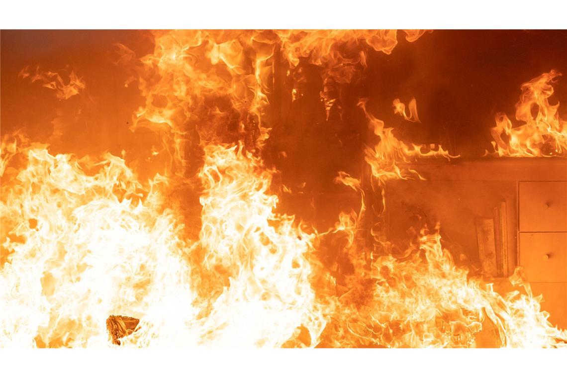 Das Rauchercafé brannte im Erdgeschoss aus. (Symbolbild)