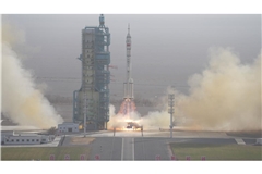 Das Raumschiff "Shenzhou 22" hebt ab.