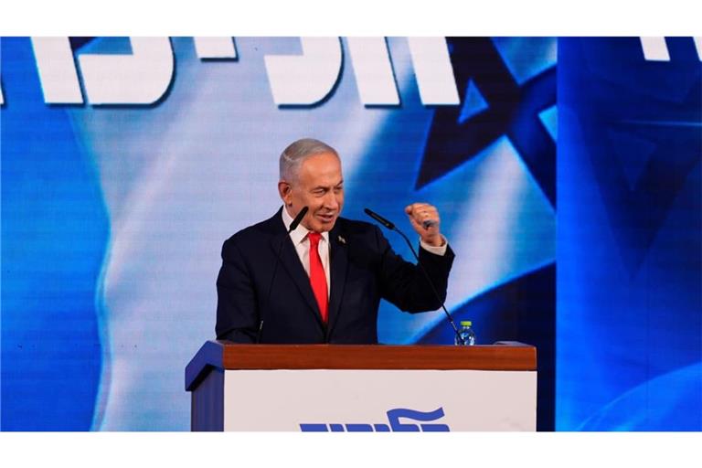 Das rechte Lager um Benjamin Netanjahu konnte nach der Auszählung eines Großteils der Stimmen zwar die Mehrheit auf sich vereinen, für eine Regierungsbildung ist der amtierende Ministerpräsident aber auf Überläufer aus anderen Parteien angewiesen.