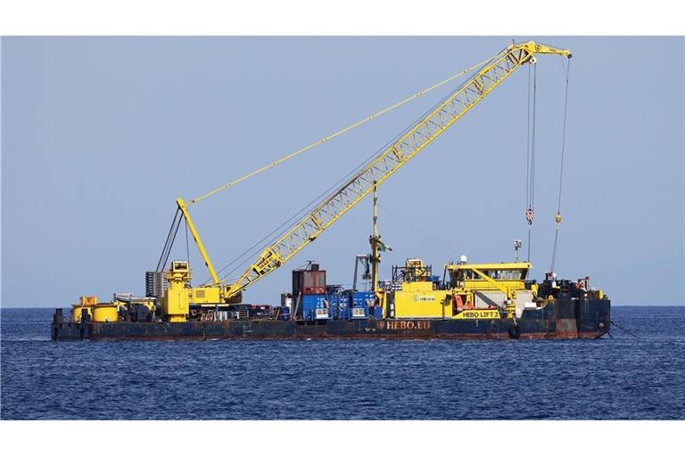 Das riesige Schiff, das vor der italienischen Mittelmeerinsel in etwa 50 Metern Tiefe liegt, soll bis Mitte Juni nach oben gebracht werden.