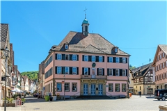 Das sanierte Rathaus wird sich farblich in anderem Gewand zeigen: Das Lachsrosa weicht einem in einem dunkleren Grauton gehaltenen Sockel, darüber wird die Fassade in einem hellen Weiß-Beige gestrichen. Fotos: Stefan Bossow