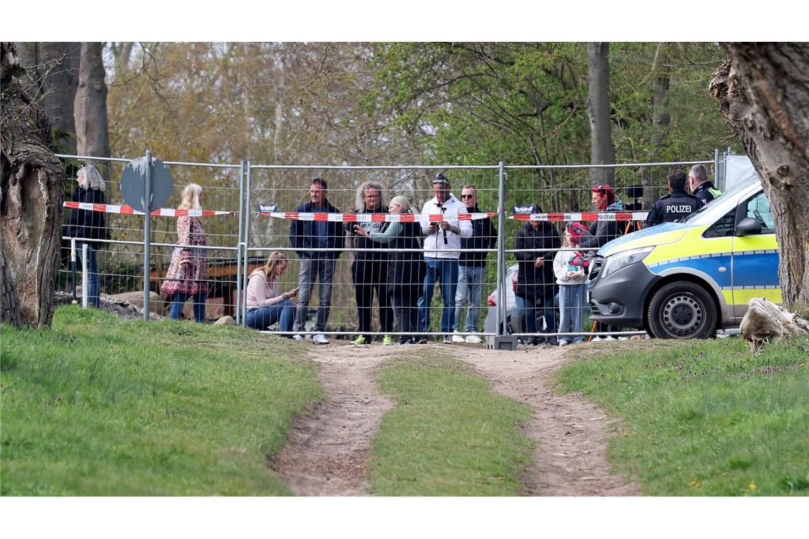 Das Schicksal des bei Wismar gestrandeten Wals beschäftigt die Menschen emotional.