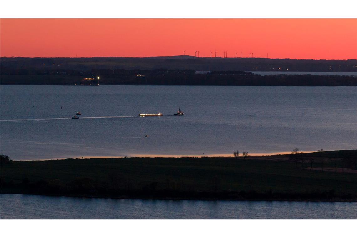 Das Schiff „Robin Hood“ zieht die Barge mit dem gestrandetem Wal.