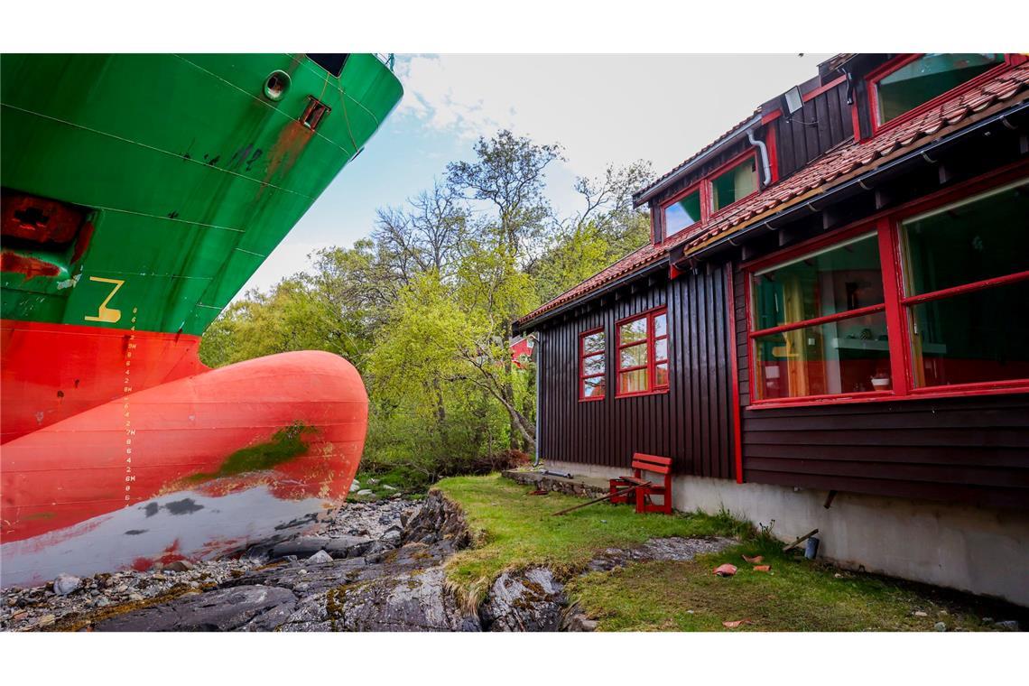 Bergung von Containerschiff wird Tage dauern Das Schiff verfehlte das Haus nur um wenige Meter.
