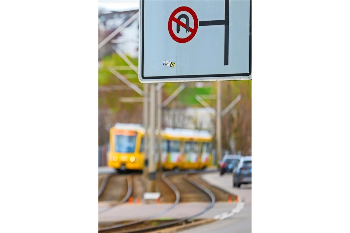 Das Schild an der Neckartalstraße in Cannstatt ist eindeutig: Wenden über die Stadtbahn-Gleise ist verboten.