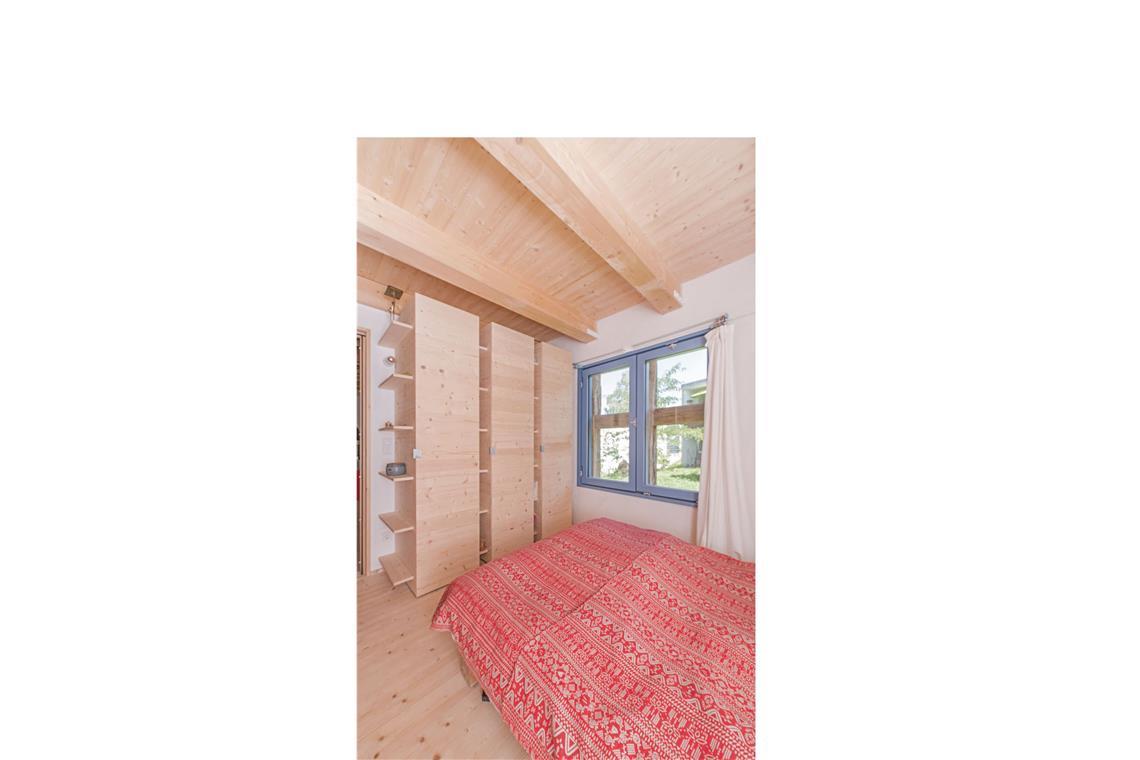 8 der interessantesten Schlafzimmer in Stuttgart und der Region Das Schlafzimmer des Ehepaars, ein Bad sowie die beiden Kinderzimmer befinden sich auf einer zweiten Ebene in dem 4,50 Meter hoher Raum, ein schmaler Steg führt dorthin. Die „Baugemeinschaft Scheune“ wurde mit der renommierten Hugo-Häring-Auszeichnung 2023 des Bundes deutscher Architektinnen und Architekten BDA gewürdigt.