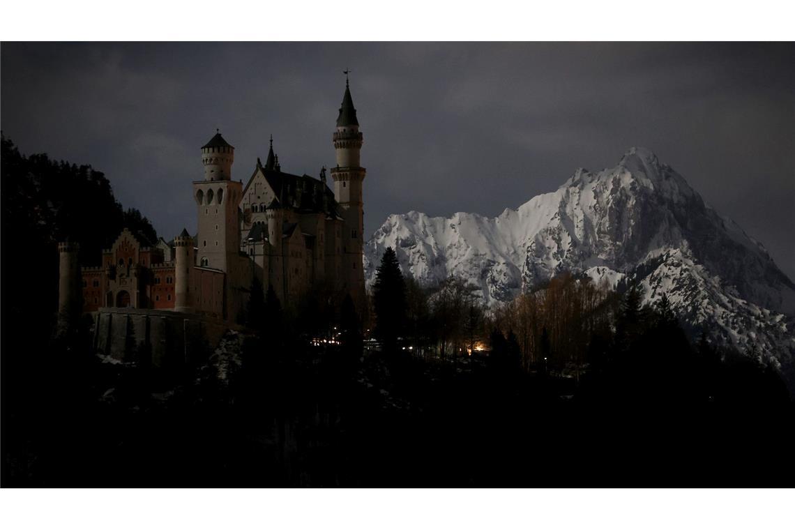 Licht aus am Brandenburger Tor - "Earth Hour" in Deutschland Das Schloss Neuschwanstein in Dunkelheit.