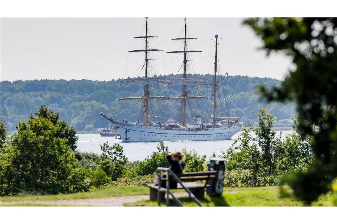 Das Segelschulschiff "Gorch Fock" verlässt den Heimathafen durch die Kieler Förde.