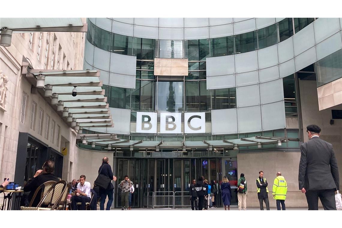 Das Sender-Logo prangt am Eingang der britischen Rundfunkanstalt BBC, die bis zu 2000 Stellen streichen will (Archivfoto).
