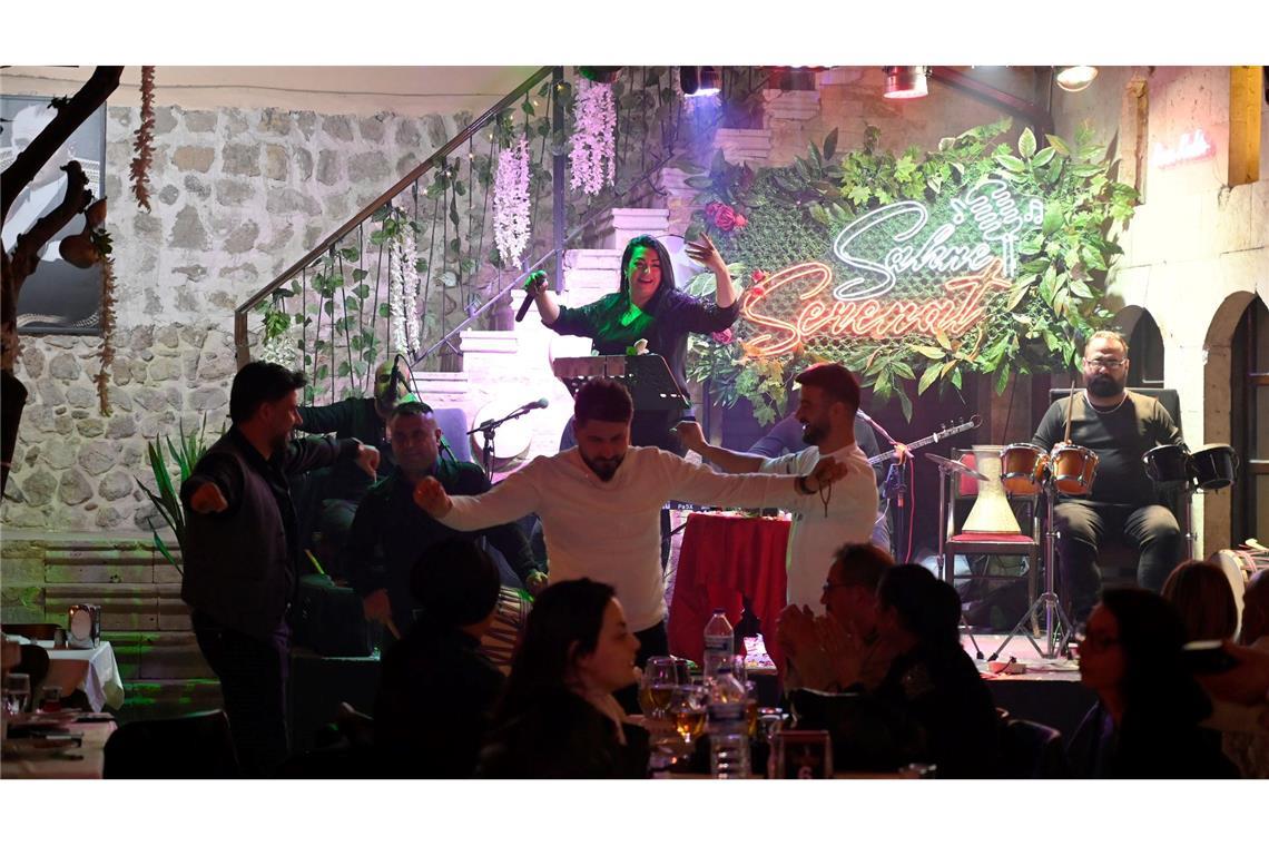 Feiern im Schutt - Das Leben nach dem Erdbeben in der Türkei Das Serenat ist ein traditionelles türkisches Gasthaus, das einzige in der zerstörten Altstadt, zwei Jahre nach den verheerenden Erdbeben in der Türkei.