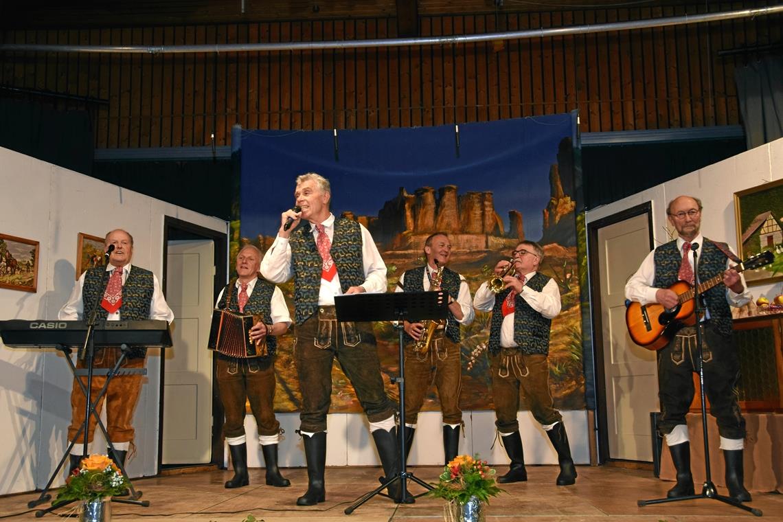 Schwungvolle Schlager, spaßiges Schauspiel Das Sextett hat das Publikum mit ihrer Parodie der Südtiroler Musikgruppe „Kastelruther Spatzen“ bei der Jahresfeier absolut überrascht und amüsiert mitgehen lassen. Fotos: Elisabeth Klaper