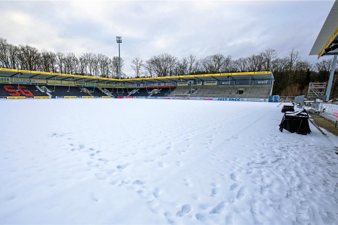 Das SG-Heimspiel gegen Koblenz fällt aus, nachdem der Wintereinbruch seine Spuren auch in Großaspach hinterlassen hat. Im Fautenhau rollt die Kugel heute jedenfalls nicht. Foto: A. Becher