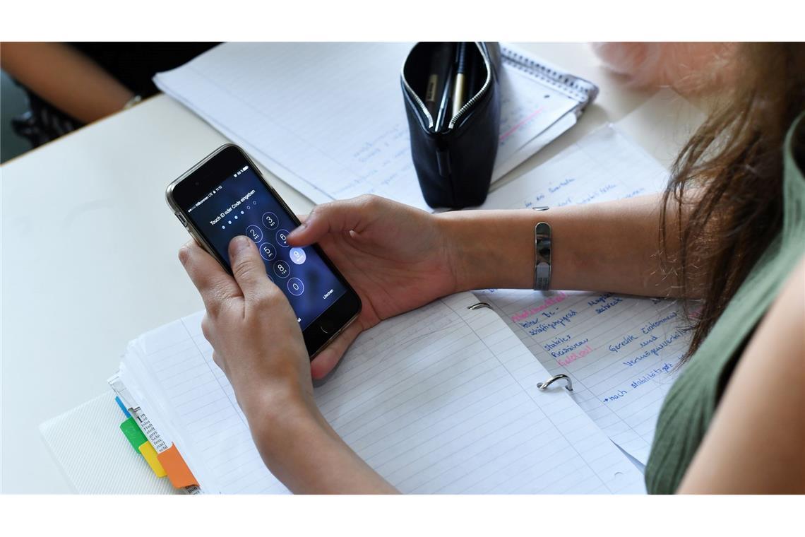Baden-Württemberg will Handynutzung an Schulen einschränken Das Smartphone als ständiger Begleiter und permanente Ablenkung - in der Schule wird das zum Problem. (Archivbild)