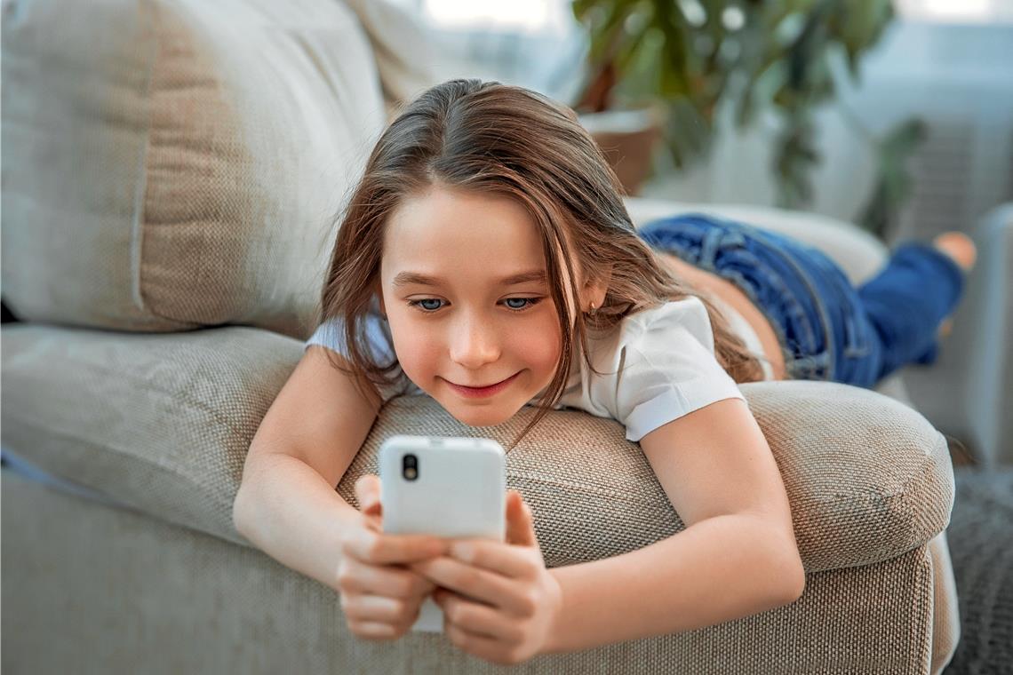 Sorglosigkeit ist keine Lösung „Das Smartphone einfach mal abschalten“ sagt sich leicht, ist es aber keinesfalls. Mit diesem Problem sind auch schon Kinder konfrontiert. Die Mechanismen der Programme oder Plattformen arbeiten beispielsweise mit Systemen, die einen belohnen, wenn man viel mit anderen oder den Anwendungen interagiert. Foto: stock.adobe.com/svetabezu