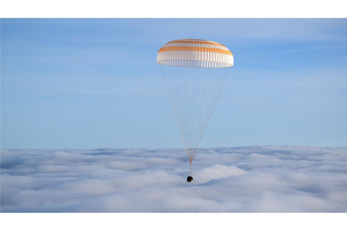 US-Amerikaner und Russen nach ISS-Mission auf Erde gelandet Das "Sojus MS-26"-Raumschiff ist in Kasachstan gelandet.