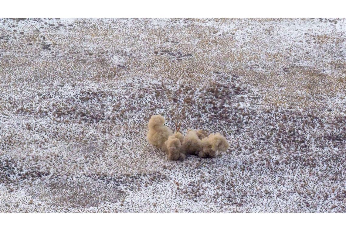 Das Sojus MS-27-Raumschiff ist bei der Landung in einem abgelegenen Gebiet in der Nähe der Stadt Zhezkazgan in Kasachstan zu sehen. An Bord sind der NASA-Astronaut Jonny Kim (Expedition 73) und die Roscosmos-Kosmonauten Sergei Ryzhikov und Alexei Zubritsky.