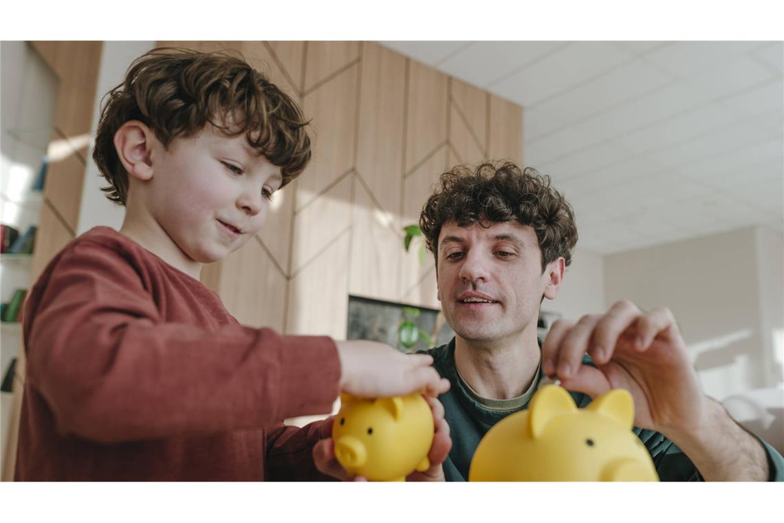 In keinem Bundesland sparen die Menschen mehr als in Baden-Württemberg Das Sparschwein wird im Südwesten fleißig gefüttert (Symbolbild).