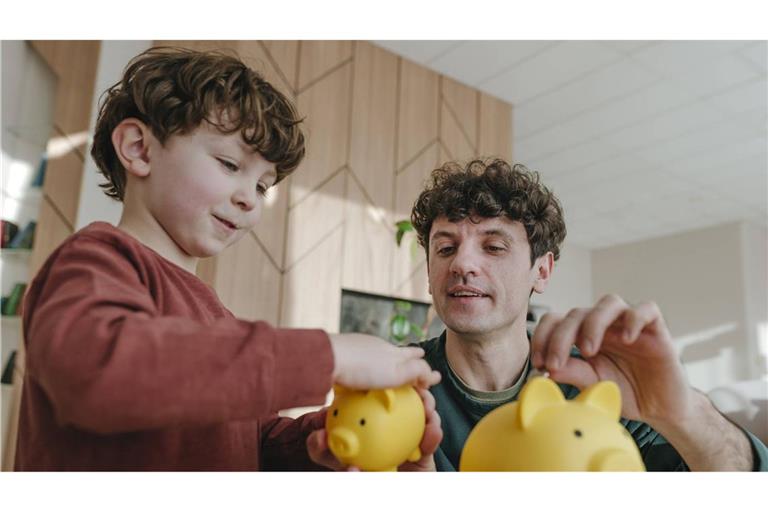 In keinem Bundesland sparen die Menschen mehr als in Baden-Württemberg Das Sparschwein wird im Südwesten fleißig gefüttert (Symbolbild).