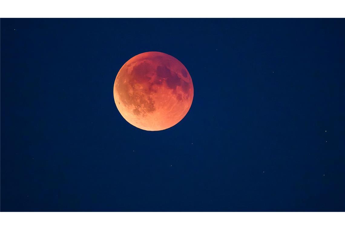 Rötliche Scheibe: Totale Mondfinsternis über Deutschland Das Spektakel ereignete sich zu einer Uhrzeit, zu der die meisten Menschen noch wach waren.