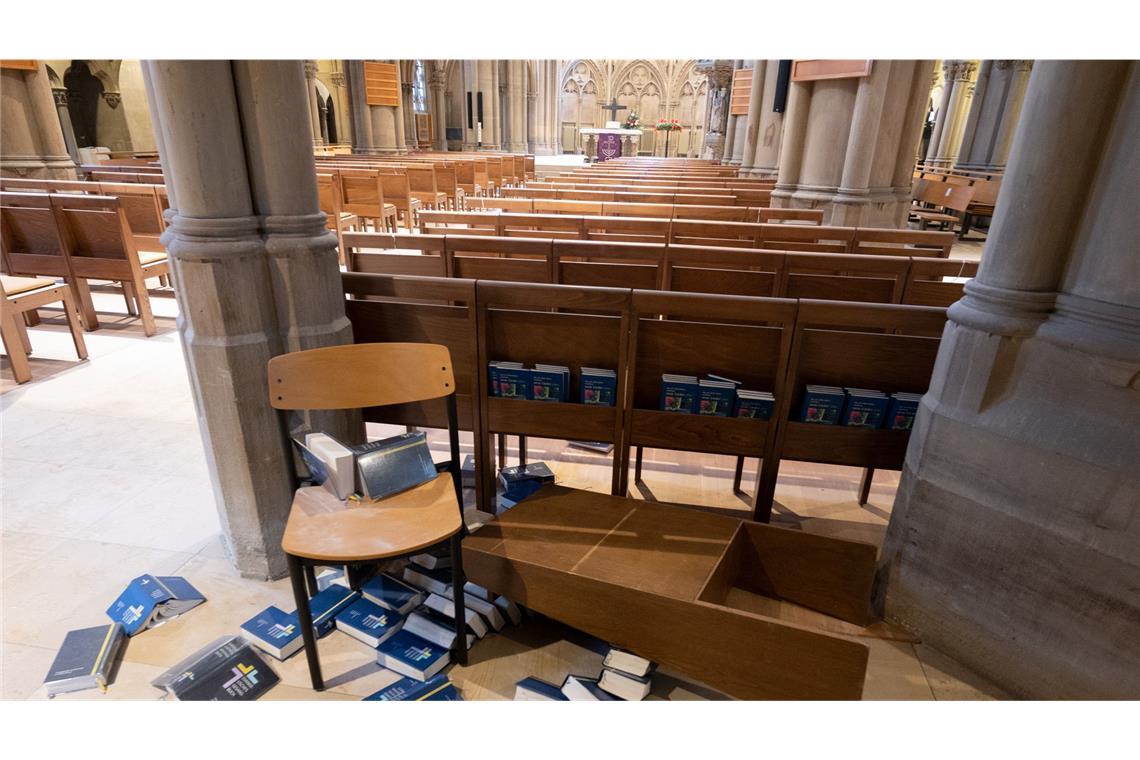 Das Spektrum der erfassten Delikte reicht von Diebstahl und Sachbeschädigung über Hausfriedensbruch bis hin zu einzelnen Brandstiftungen.