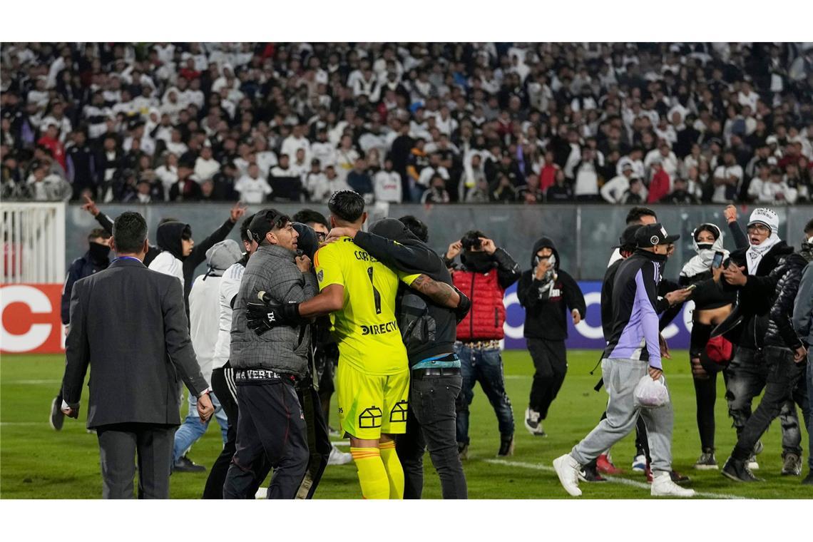 Zwei tote Fußball-Fans vor abgebrochenem Spiel in Chile Das Spiel Colo Colo - Fortaleza in Santago de Chile wurde nach Ausschreitungen abgebrochen.