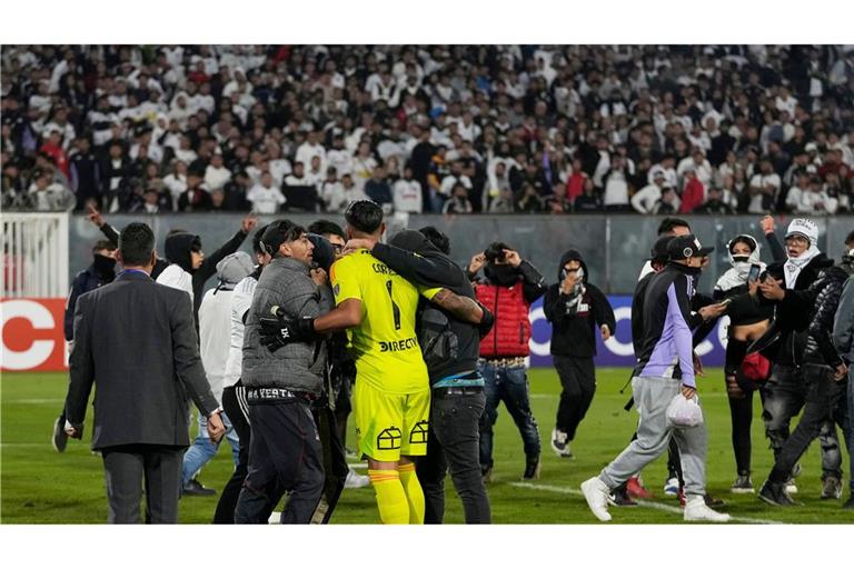 Das Spiel Colo Colo - Fortaleza in Santago de Chile wurde nach Ausschreitungen abgebrochen.