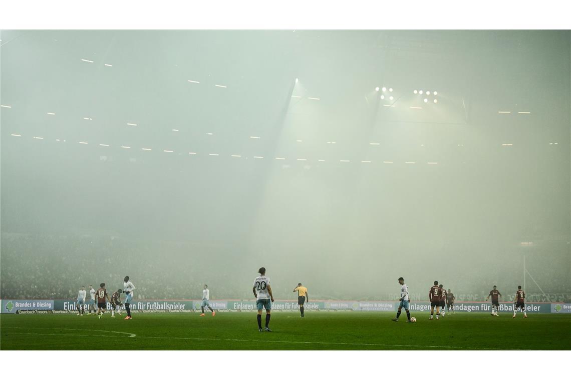 Das Spiel von Hannover 96 gegen den VfL Bochum ist wegen Rauch im Stadion unterbrochen.