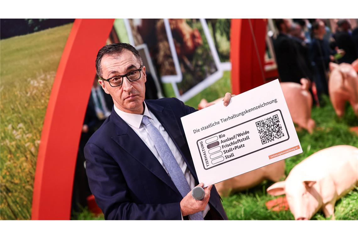 Mehr Fleisch aus besserer Haltung in den Supermärkten Das staatliche Tierhaltungs-Logo von Minister Cem Özdemir soll im Sommer in die Läden kommen.