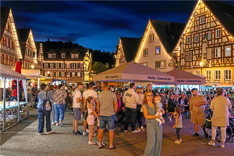 Das Stadtfest lockt viele Besucher bei lauen Sommertemperaturen zum Feiern in die Innenstadt. Fotos: Stefan Bossow