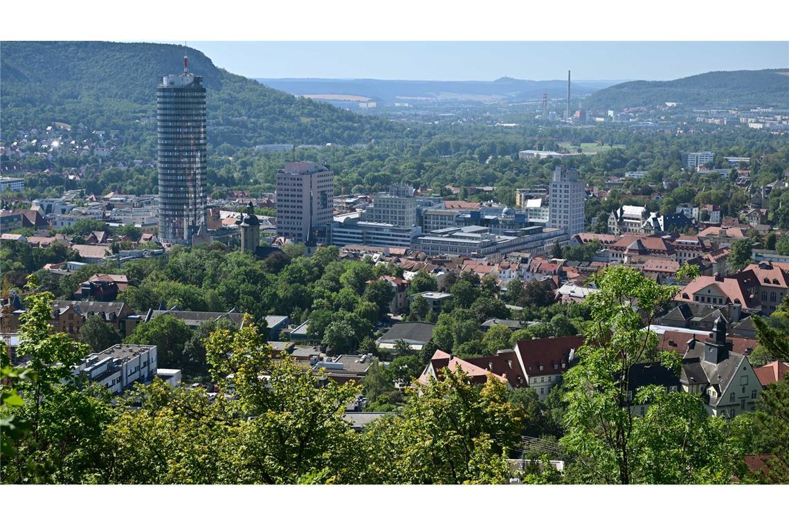Stadt-Begrünung könnte Zahl der Hitzeopfer deutlich senken Das Stadtgebiet von Jena an einem heißen Sommertag. (Archivbild)