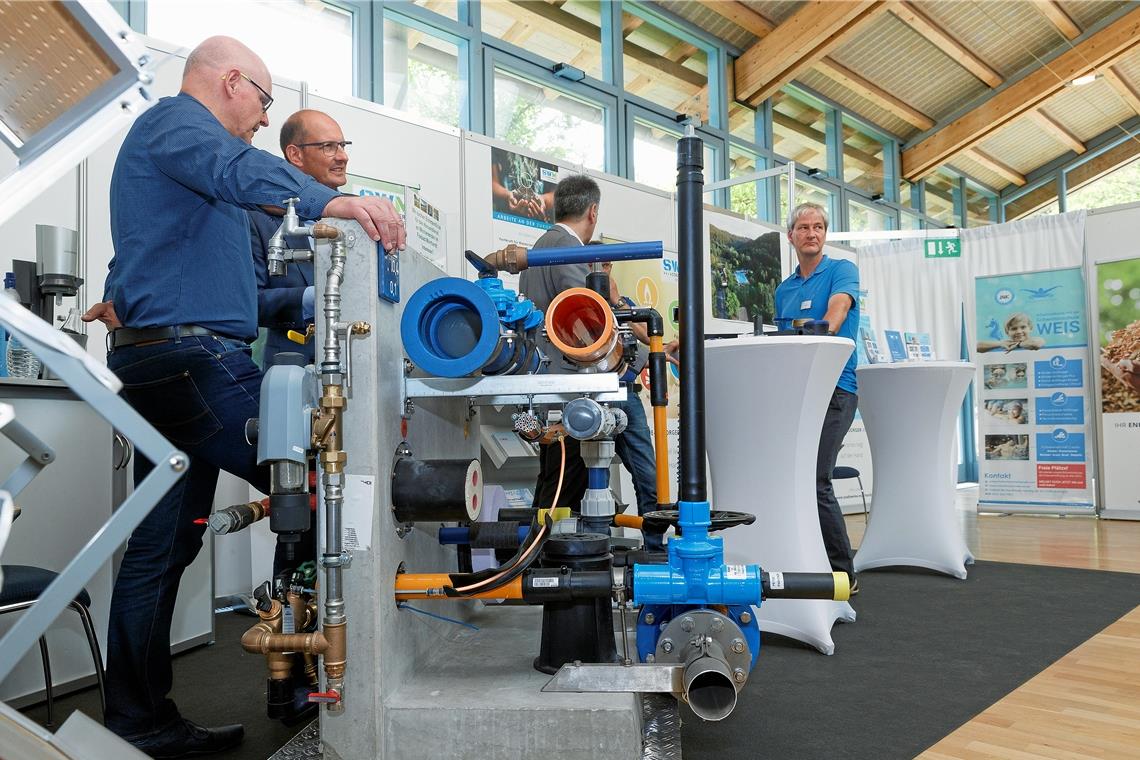 Schau- und Wiedersehensfreuden Das Stadtwerketeam mit Geschäftsführer Rainer Braulik (links) und Michael Schünzel (rechts) erläutert auch technische Infrastruktur.