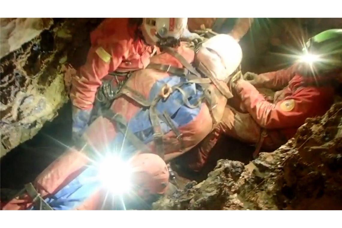Rettung von Höhlenforscherin kommt voran Das Standbild aus einem Video der Bergrettung zeigt Rettungskräfte, die in der Höhle Abisso Bueno Fonteno im Einsatz sind, um eine italienische Höhlenforscherin zu retten.