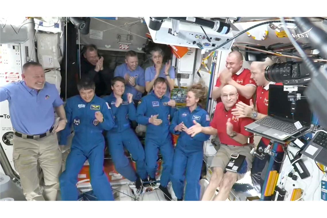 Rückkehr-Mission für gestrandete Astronauten erreicht ISS Das Standbild aus einem Video der Nasa zeigt, wie sich die Astronauten begrüßen.