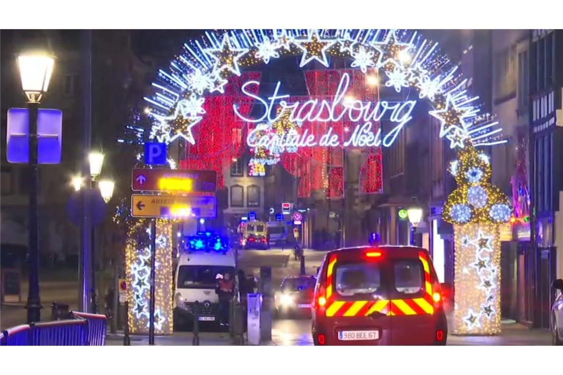 Das Standbild aus einem Video zeigt Rettungswagen am Straßburger Weihnachtsmarkt. (Archivbild)