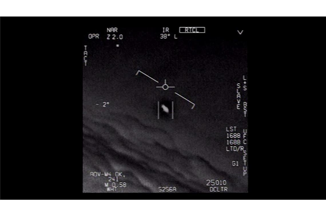 Das Standbild eines vom US-Verteidigungsministerium veröffentlichten Videos zeigt ein Unidentifiziertes Flugobjekt, das von Piloten der US-Marine gesichtet wurde. Es stammt von 2021.