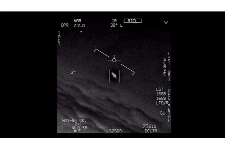 Das Standbild eines vom US-Verteidigungsministerium veröffentlichten Videos zeigt ein Unidentifiziertes Flugobjekt, das von Piloten der US-Marine gesichtet wurde. Es stammt von 2021.