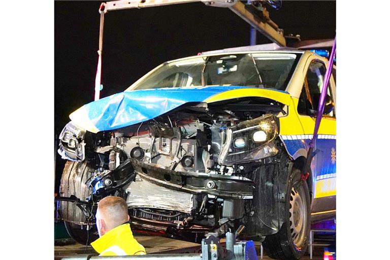 Das stark beschädigte Polizeifahrzeug wird abgeschleppt.