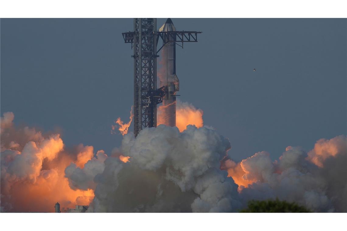 Riesen-Rakete Starship absolviert zehnten Testflug Das Starship hat einen zehnten Testflug absolviert.
