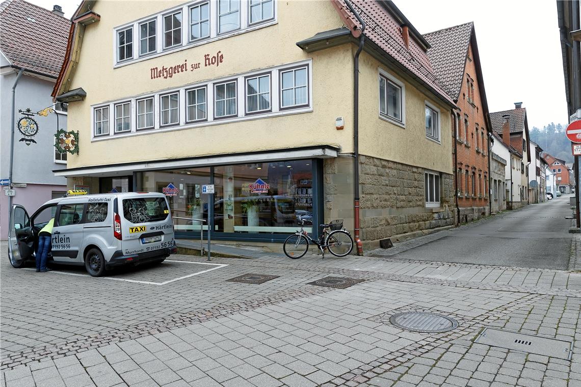 Erneute Runde für Um- und Neubauprojekt Das stattliche Gebäude in der Helfergasse 1 mit der Metzgerei Kühnle liegt schräg hinter dem Rathaus. Es soll bis aufs erste Obergeschoss abgetragen und neu aufgebaut werden. Das Gebäude rechts hinten (rotes Backsteinhaus und Anbau) soll einem Neubau weichen. Foto: J. Fiedler