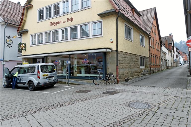 Das stattliche Gebäude in der Helfergasse 1 mit der Metzgerei Kühnle liegt schräg hinter dem Rathaus. Es soll bis aufs erste Obergeschoss abgetragen und neu aufgebaut werden. Das Gebäude rechts hinten (rotes Backsteinhaus und Anbau) soll einem Neubau weichen. Foto: J. Fiedler