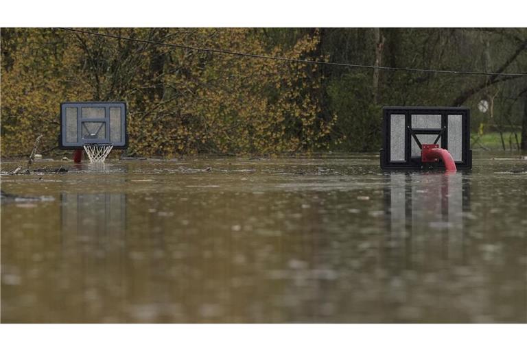 Das steigende Wasser des Licking River berührt die Basketballkörbe im Max Goldberg Park in Falmouth, Kentucky.